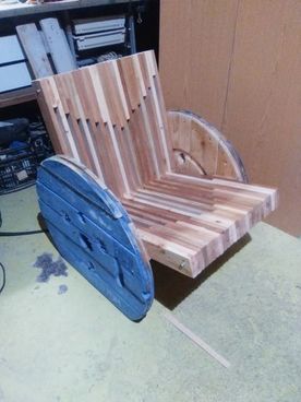 sillón con materiales reciclados