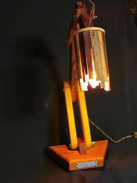 lámpara de mesa con materiales reciclados