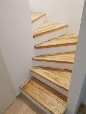 curva de escalera en madera