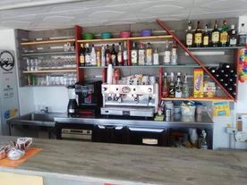 barra de bar con decoración de madera