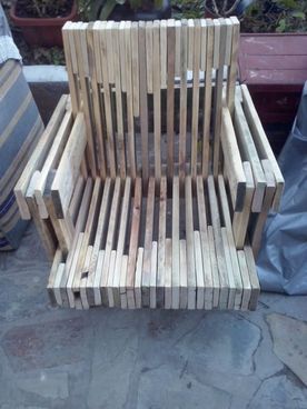silla de madera con materiales reciclados
