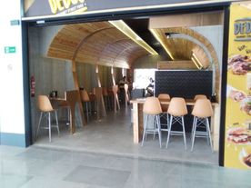bar-cafetería con decoración de madera